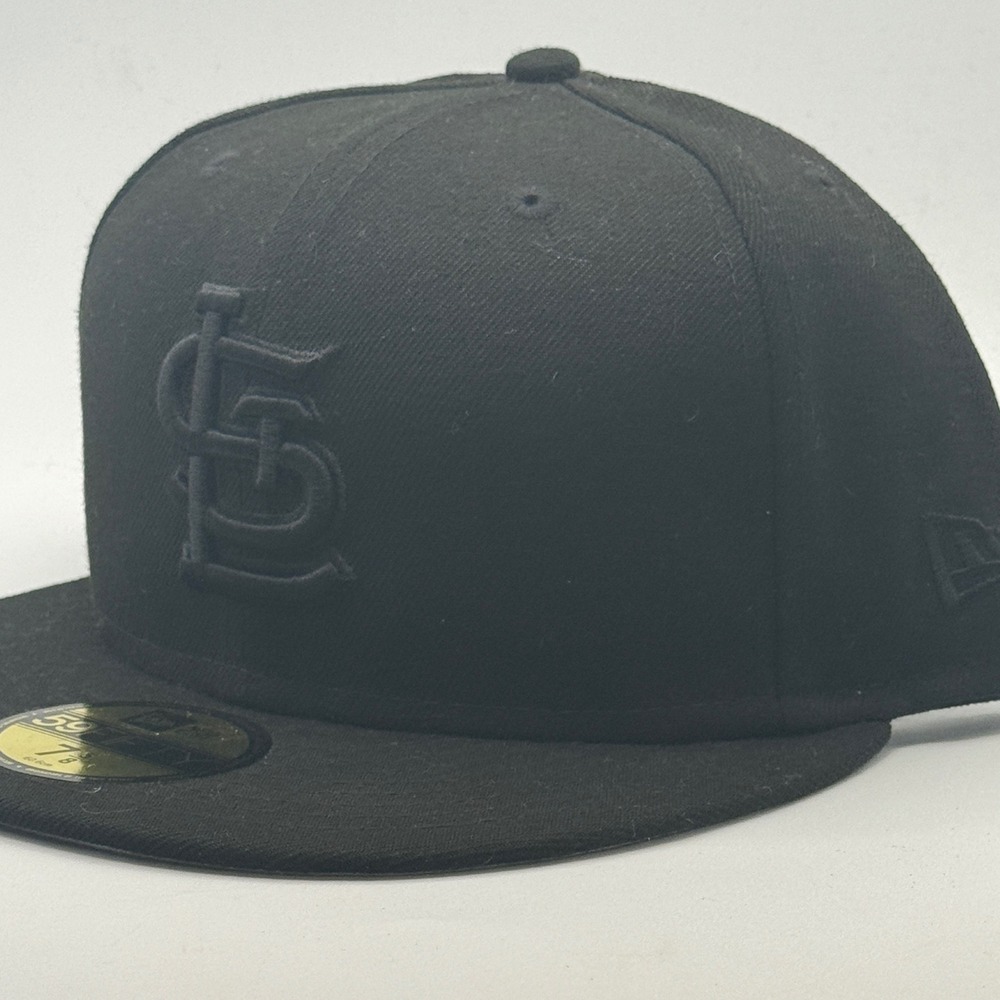 New Era 59FIFTY St Louis Cardinals Black on Black Fitted Hat Size 7 5/8 MLB